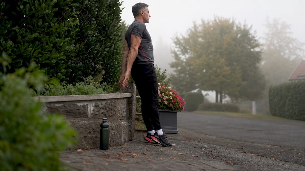 Man doet buiten excentrische hakverlagingsoefeningen