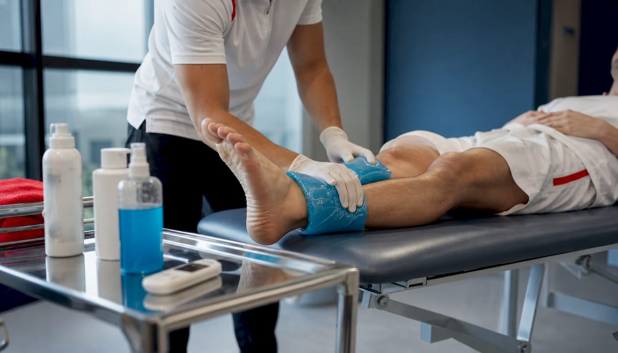 Behandeling van de enkel met een koud kompres (cryotherapie)