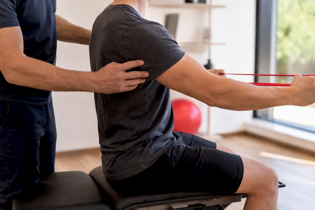 Fysiotherapeut helpt met onderarmstretch