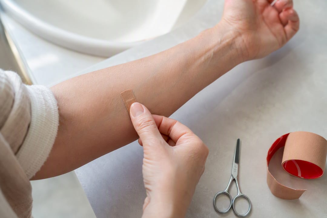 Teststrookje kinesiotape op een onderarm