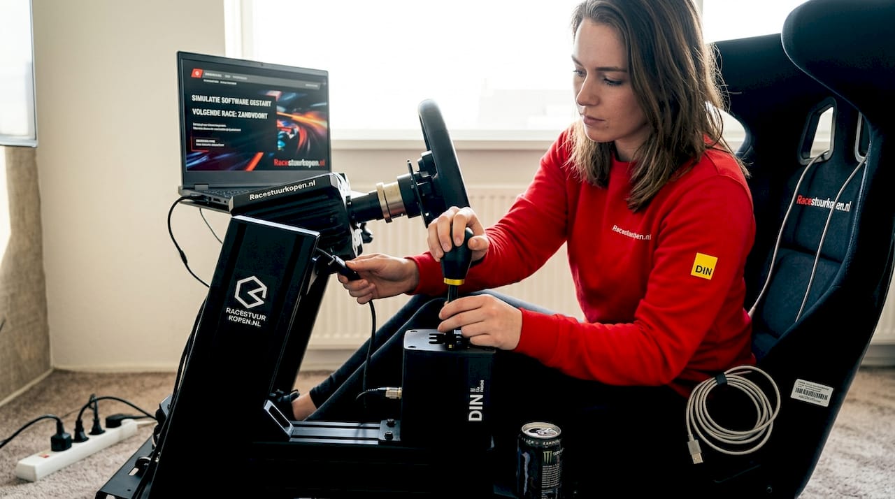 Simracer bouwt schakelpook samen met stuur in zijn simrig