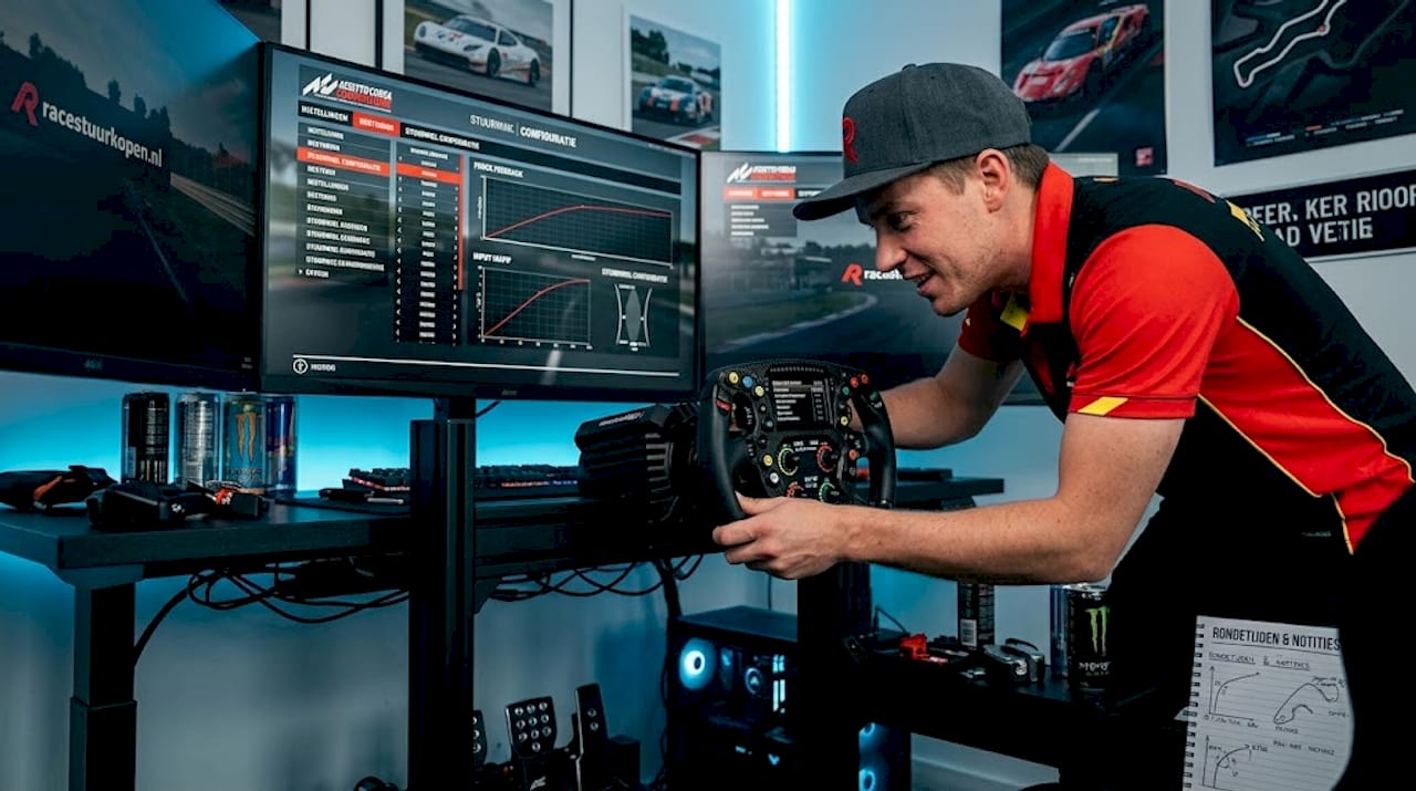 Fanatieke simrace-liefhebber is druk bezig zijn ideale racestoel en stuur op te stellen voor de ultieme beleving achter de computer.