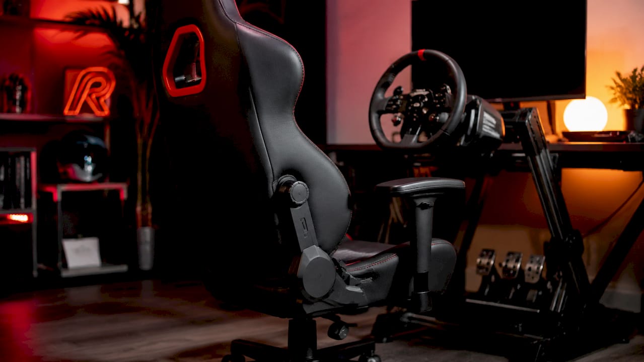Gedetailleerde close-up van het stalen frame van een verstelbare gamestoel