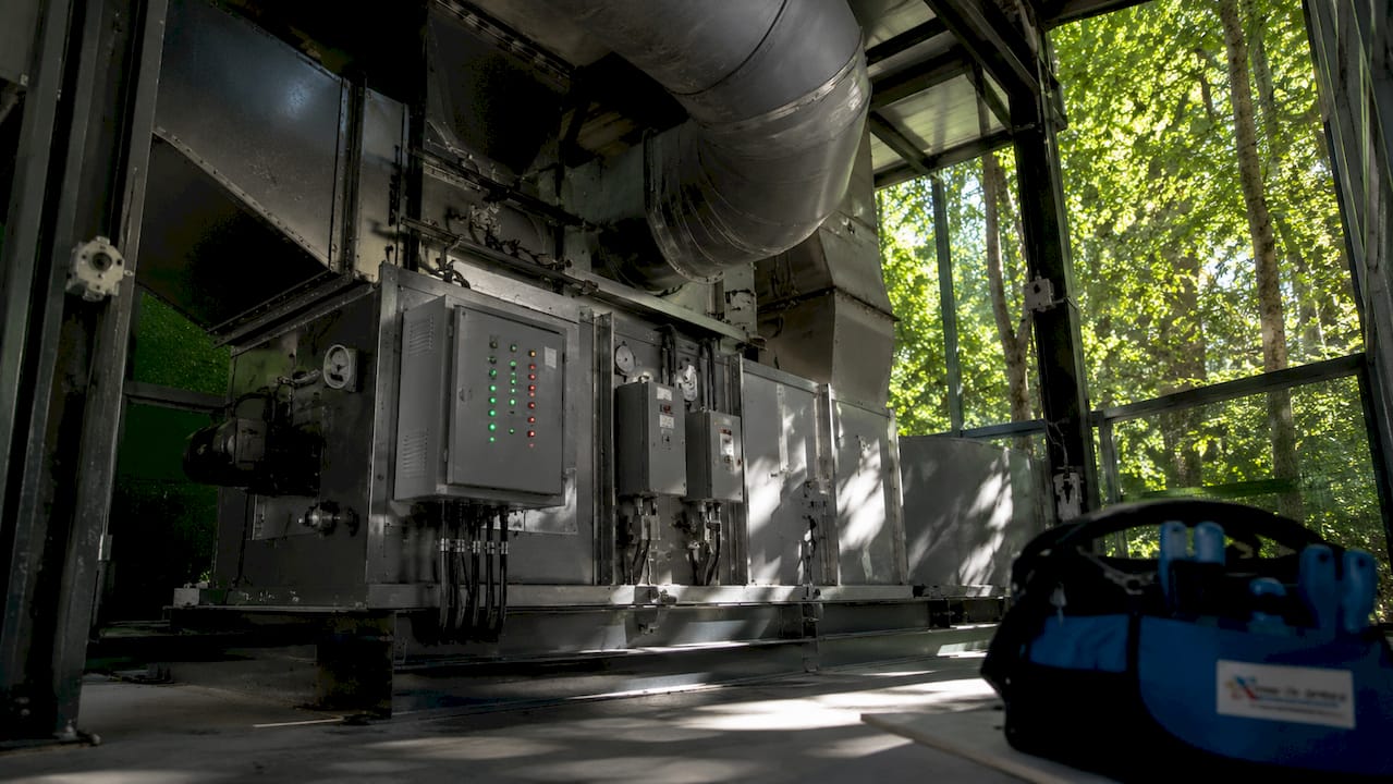 Commercial HVAC mixed-air system in mechanical room