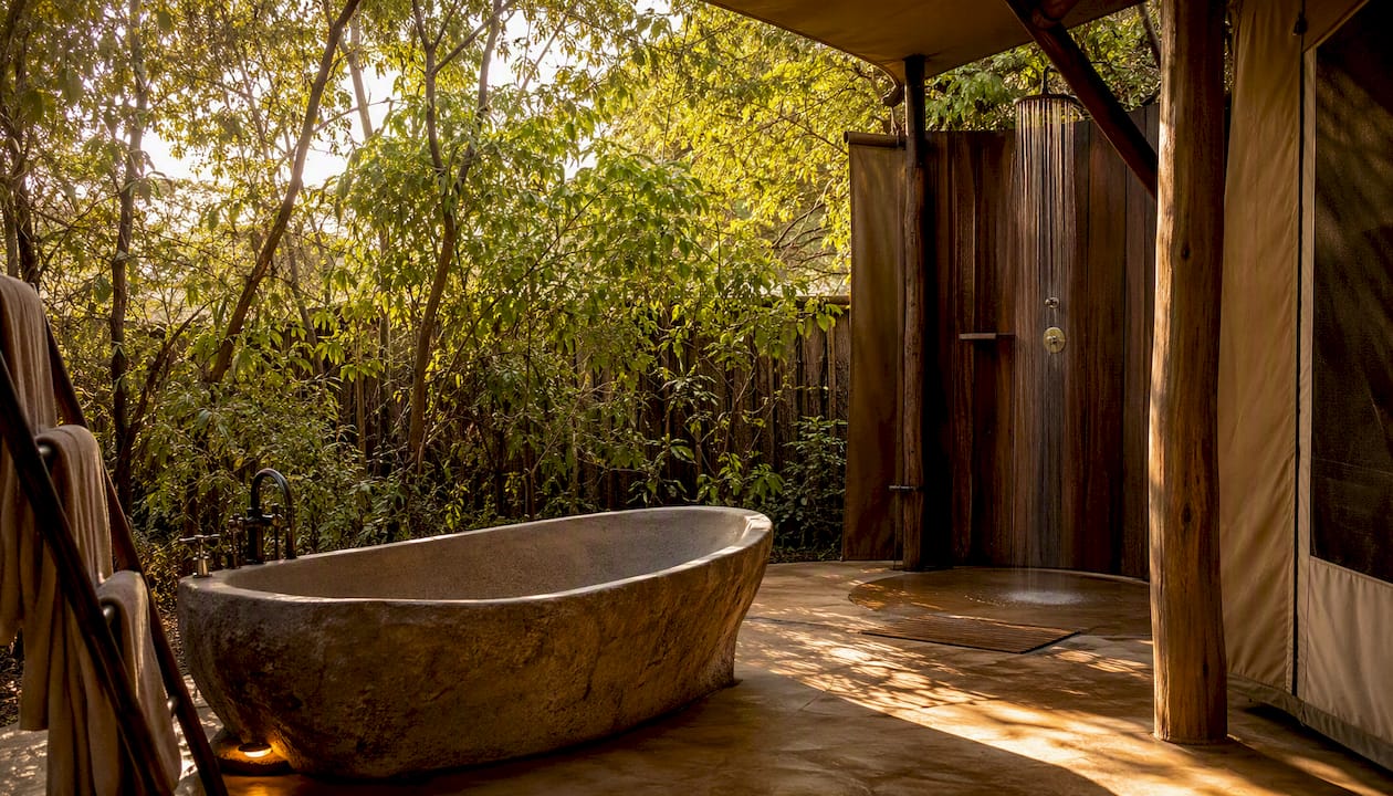 Outdoor spa and shower at permanent safari camp