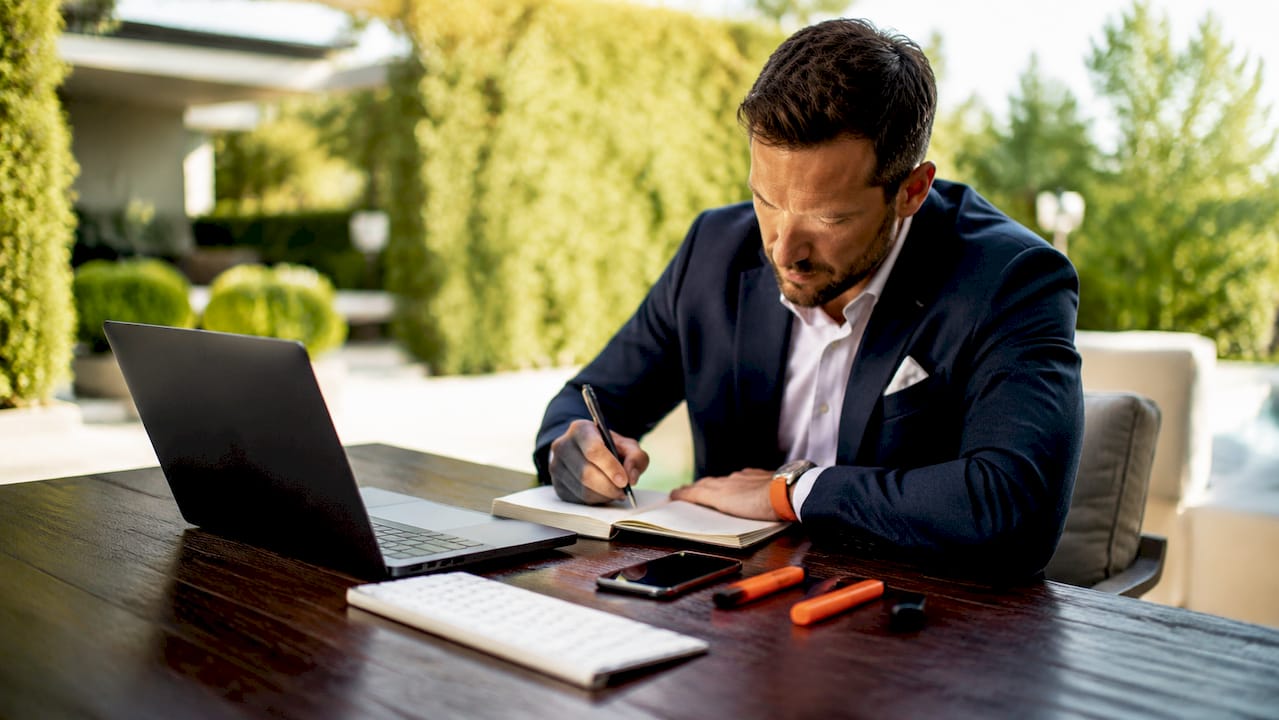 Il manager si affida a strumenti digitali per valutare e classificare i lead in modo più efficace.