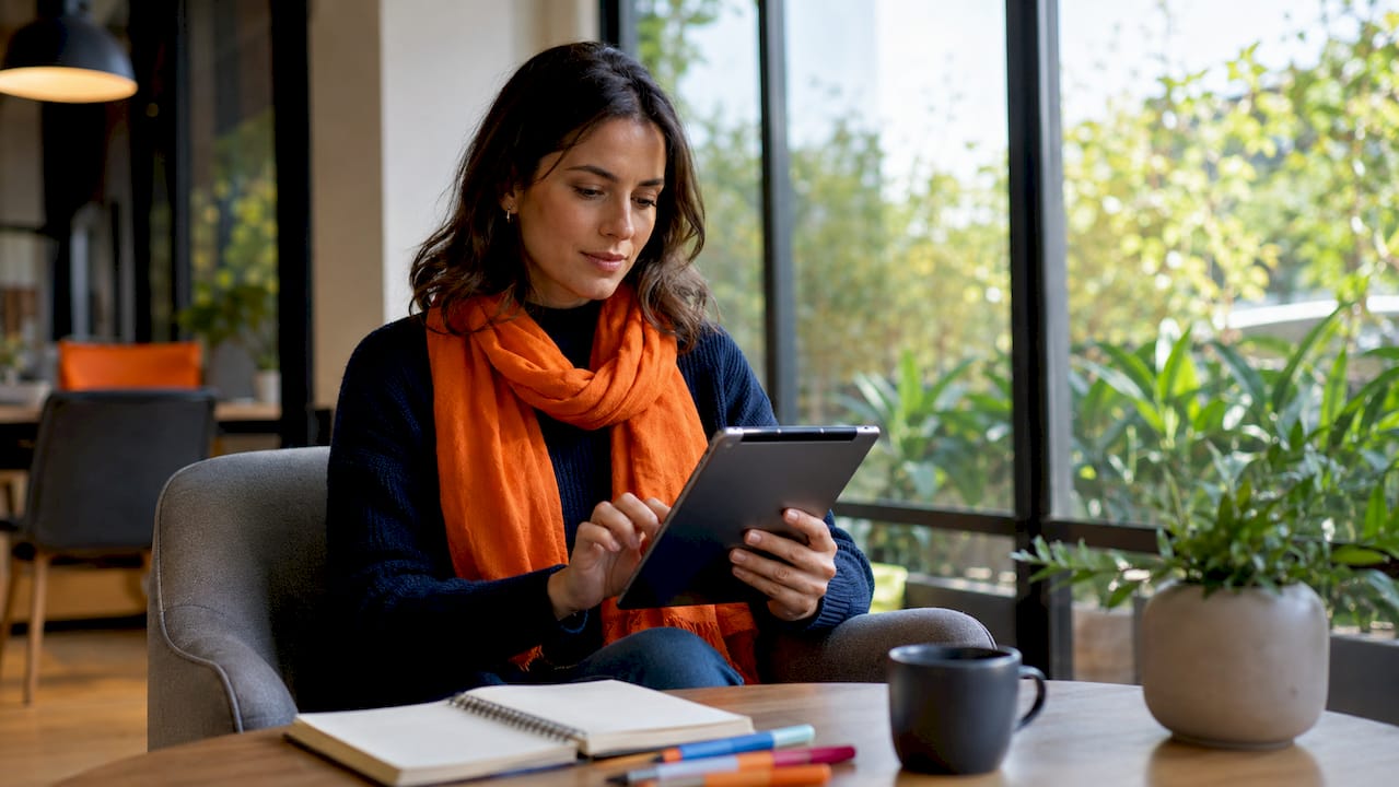 Mani di un professionista che lavora con tablet e documenti