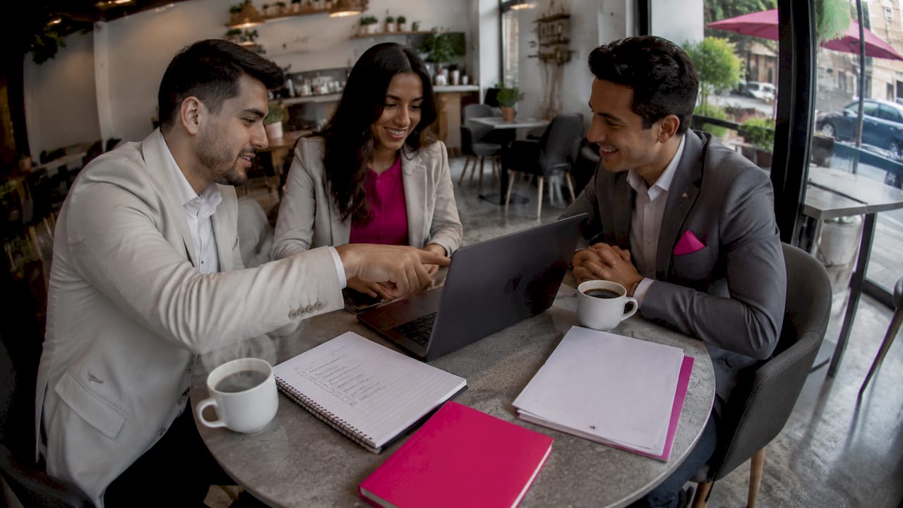 El equipo está trabajando en la implementación de la nueva plataforma de facturación para la empresa.