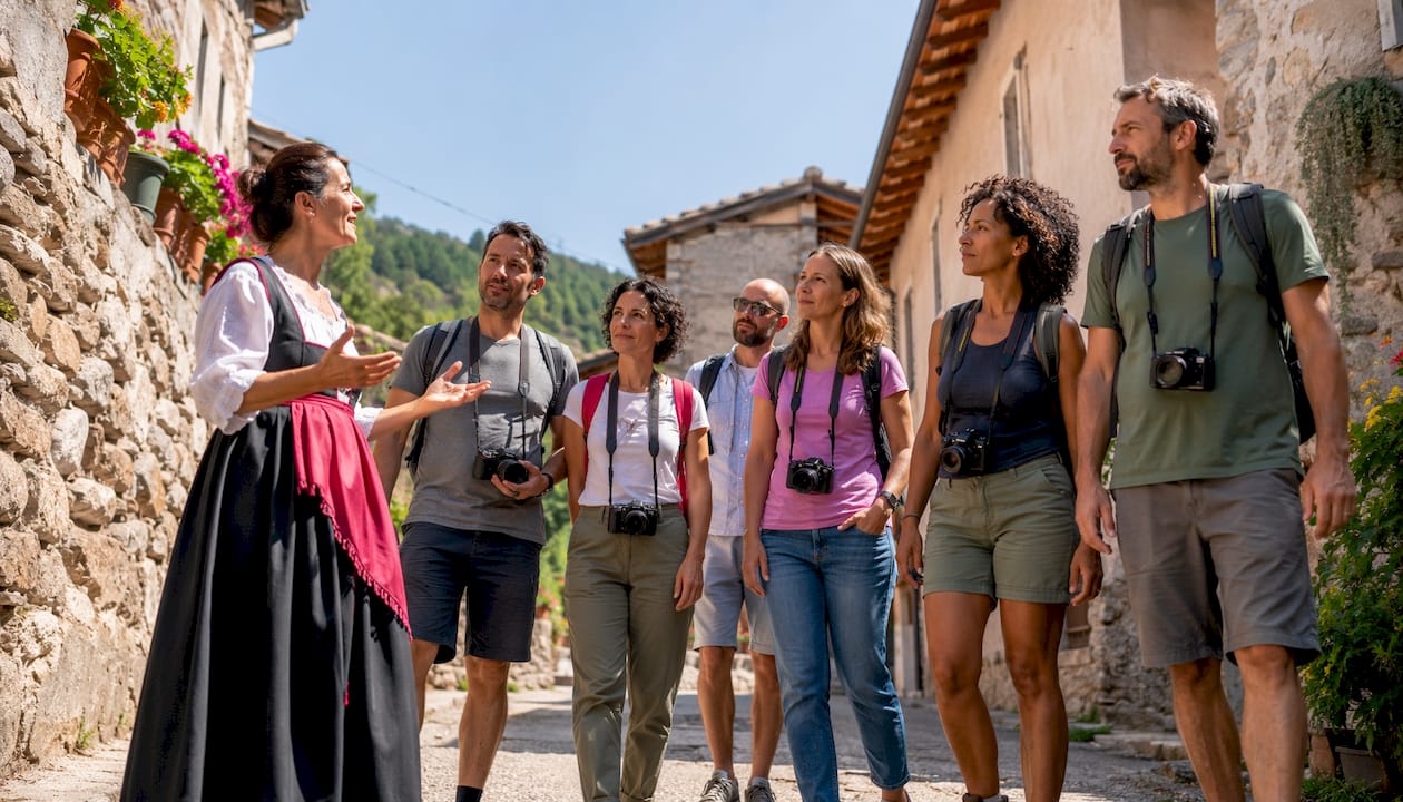Un gruppo di amici si gode un’esperienza culturale autentica all’aria aperta.