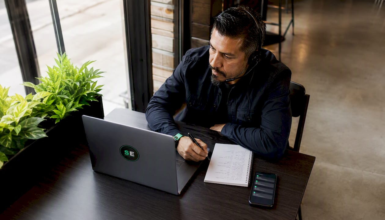 Man recovering missed inbound calls at desk