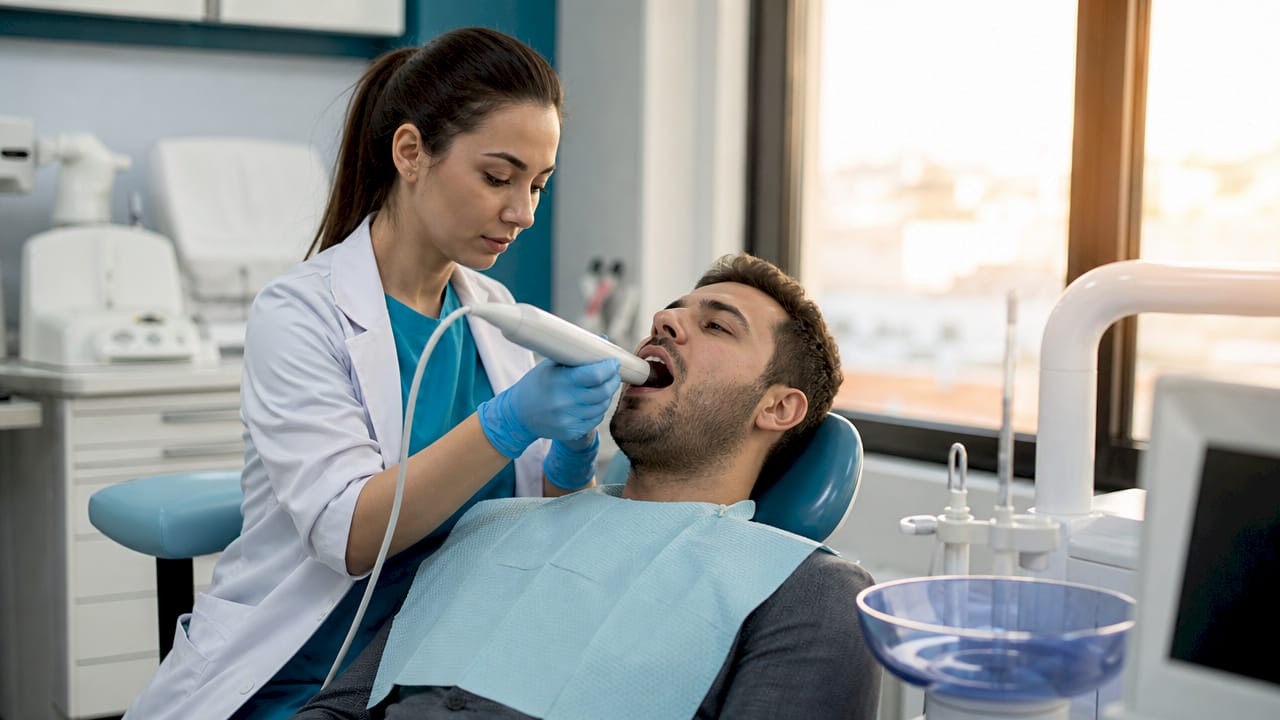 Un odontotecnico utilizza uno scanner 3D all’interno dello studio dentistico.
