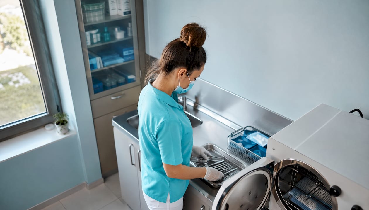 L’assistente alla poltrona si occupa della sterilizzazione degli strumenti odontoiatrici.