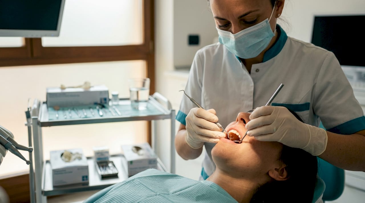 L'igienista dentale si occupa della pulizia approfondita dei denti.