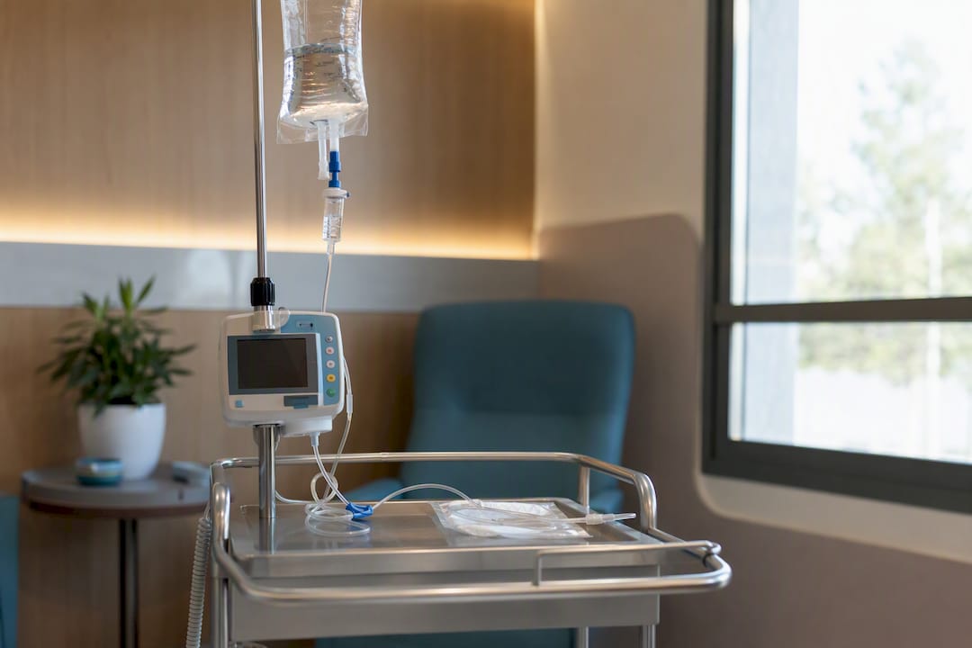 Allestimento della terapia infusionale nella stanza di degenza