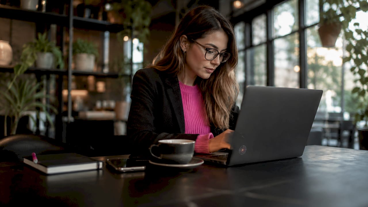 Especialista analizando información en su ordenador portátil