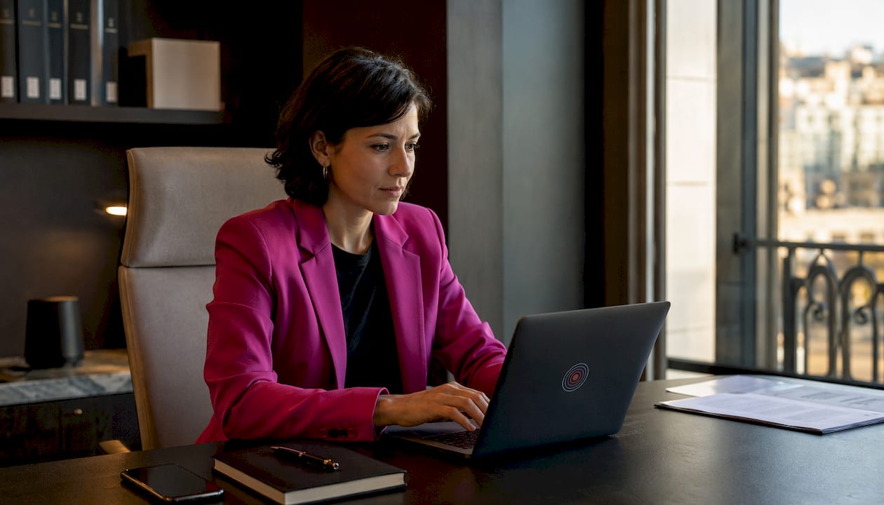 Especialista gestionando comunicaciones con una plataforma omnicanal desde su oficina