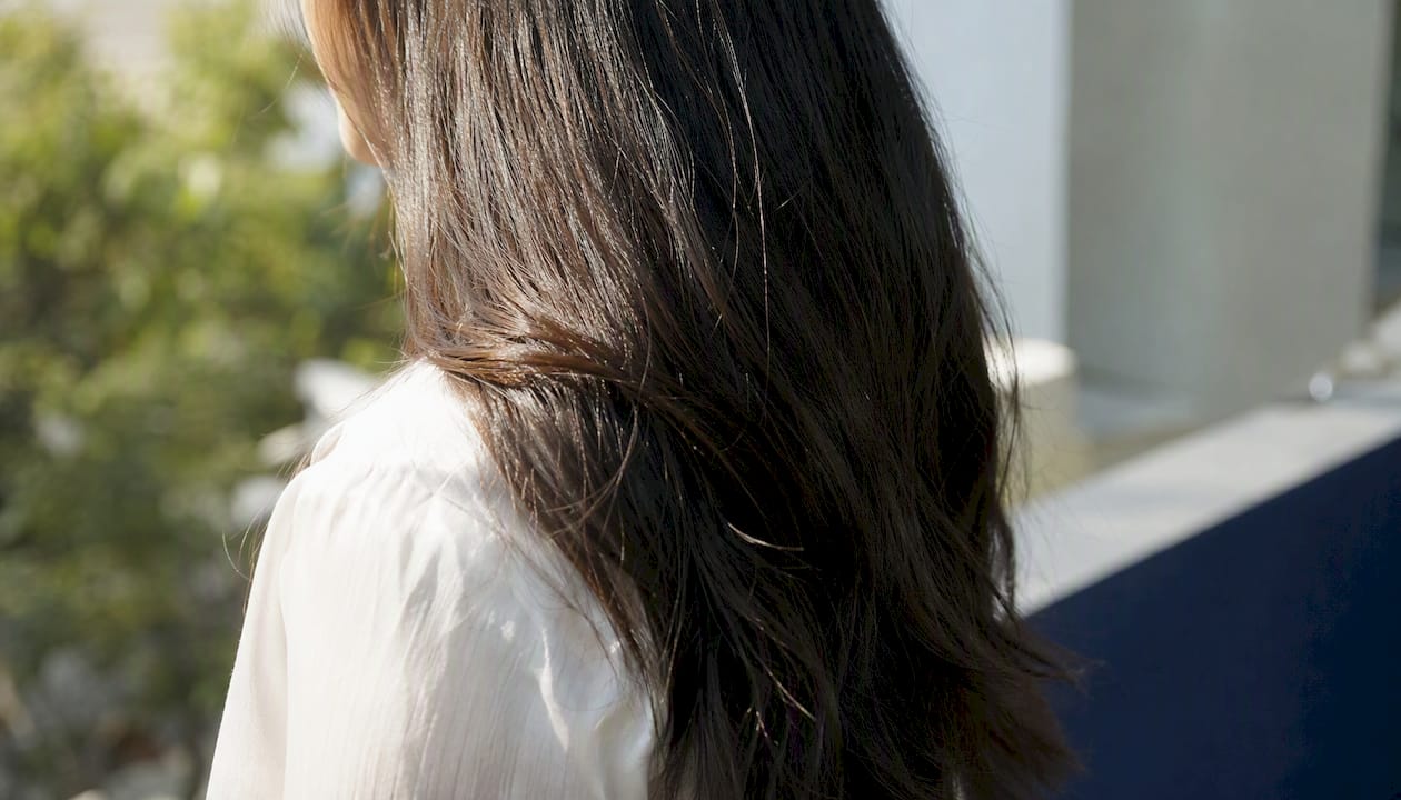 Shiny healthy hair mid-lengths after oil