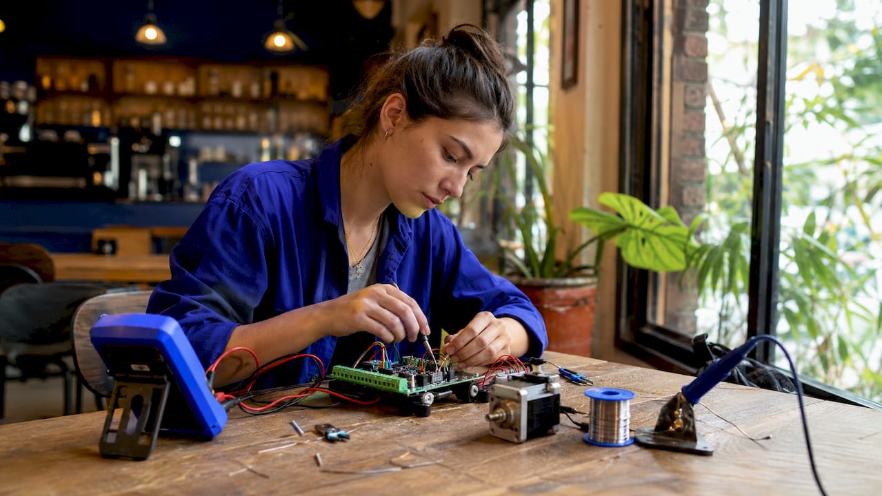 Hands wiring servo motor controller board