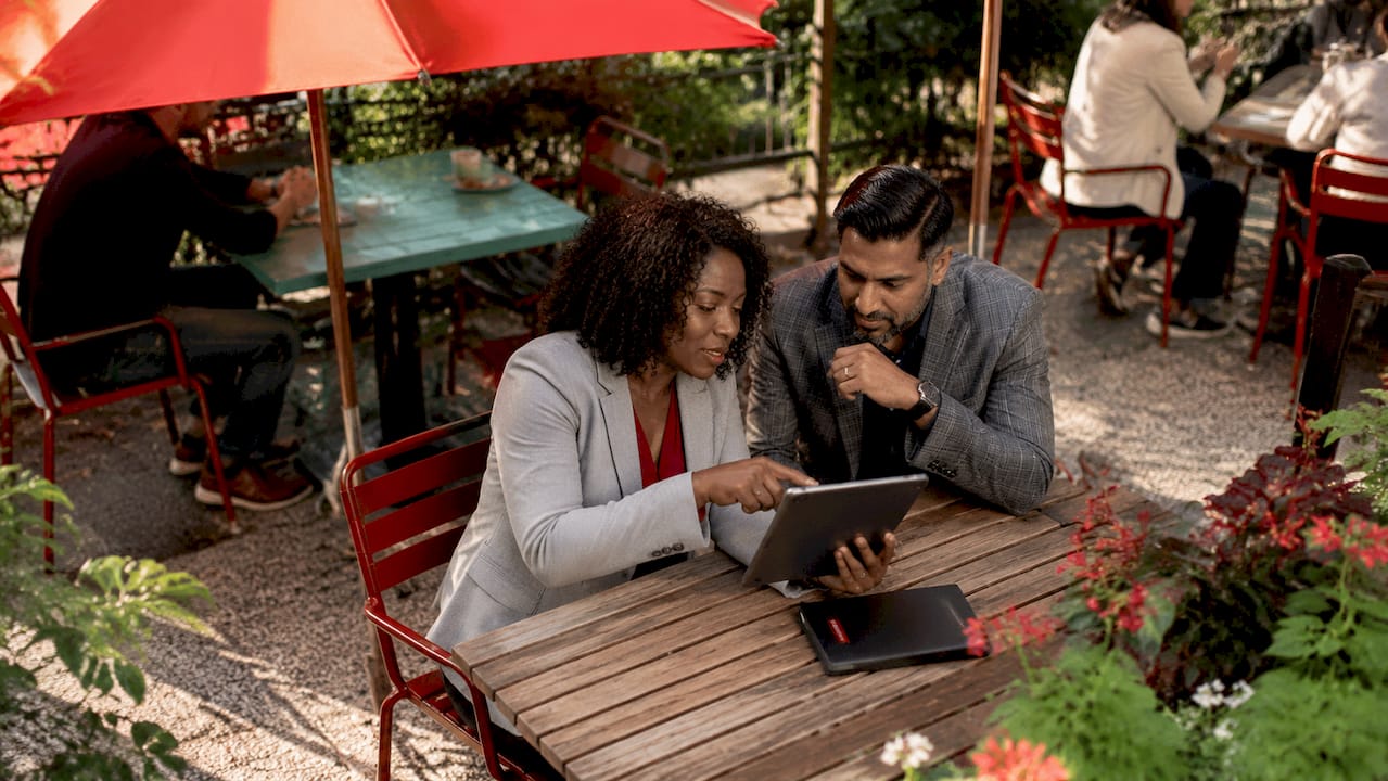 Two marketers discussing retail media attribution