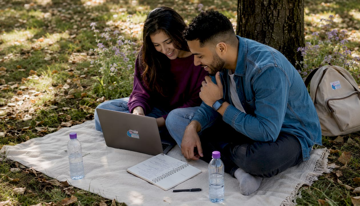 Una pareja preparando las preguntas que quieren tratar en su consulta online