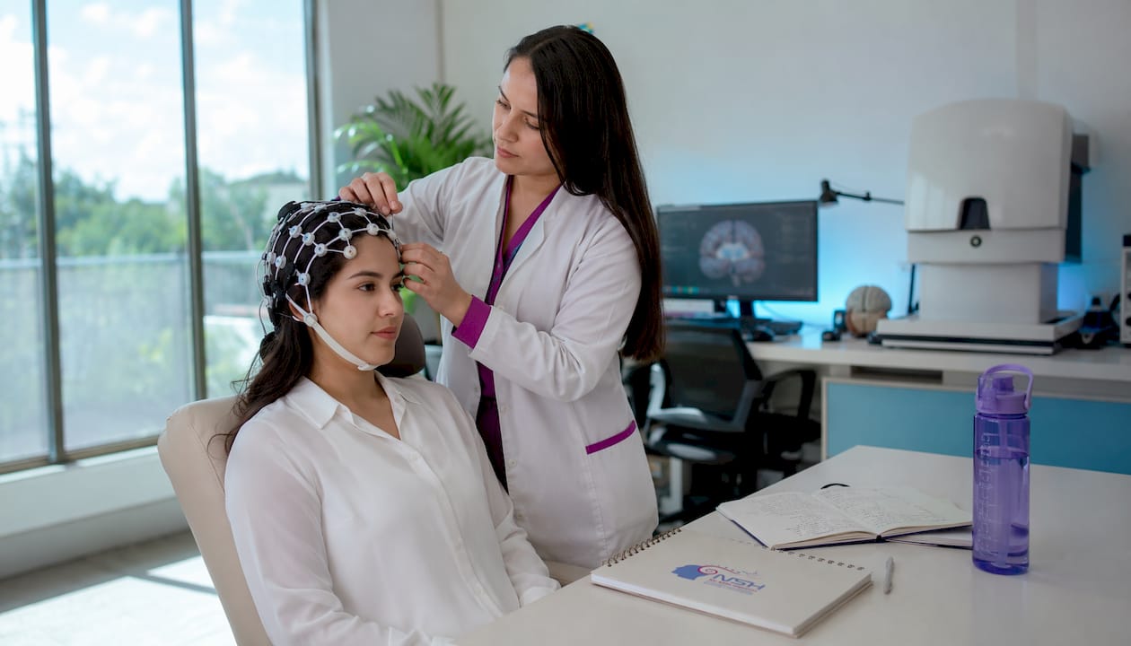 Equipo de EEG utilizado en el laboratorio para investigaciones sobre el cerebro