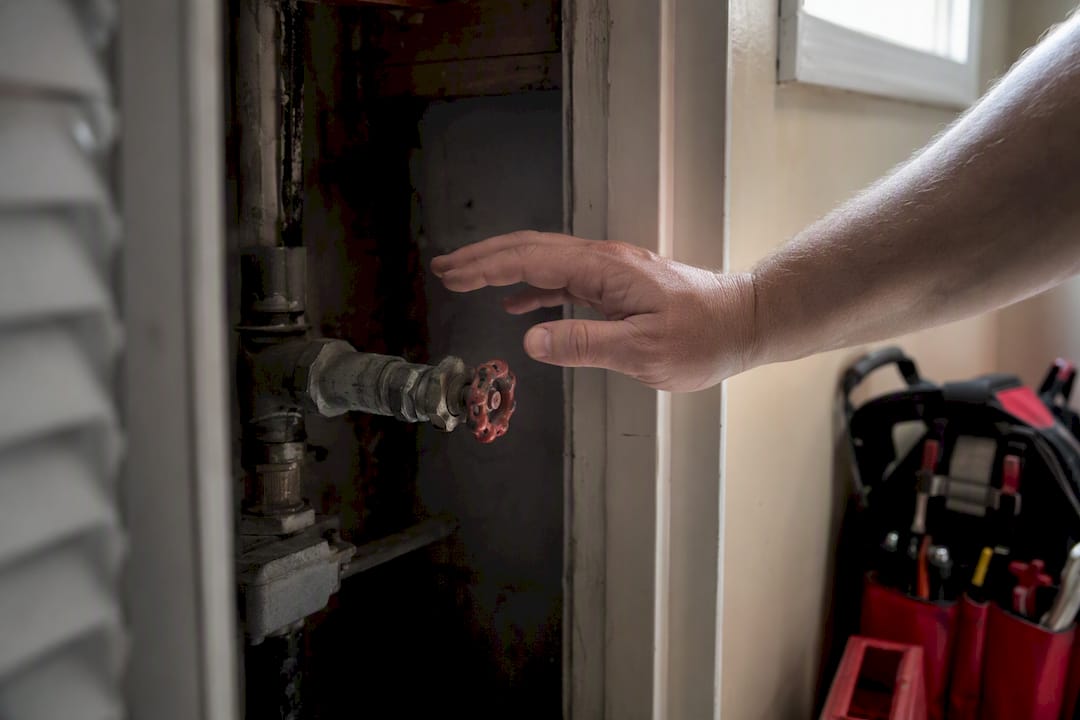 Hand turning water shutoff valve
