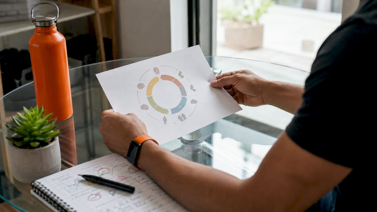 Nutritionist explaining metabolic cycle diagram