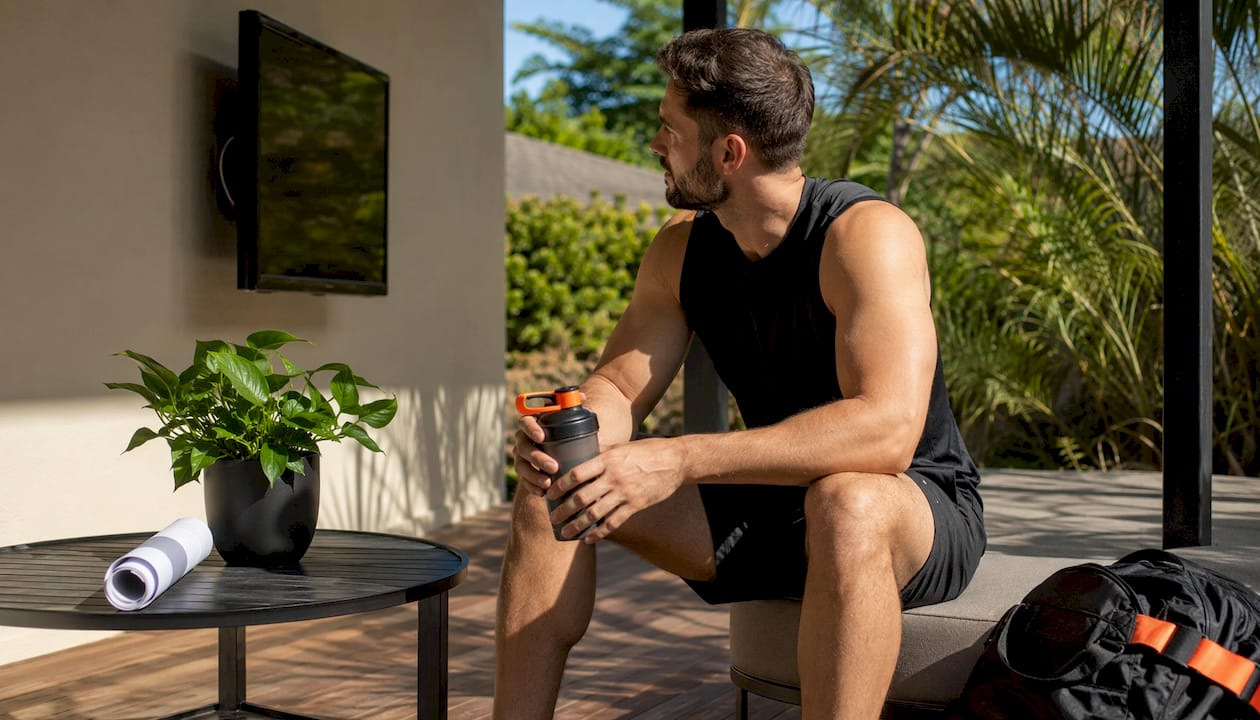 Strength athlete resting during fasted training