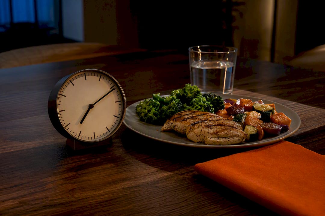 Protein-rich meal beside a fasting window clock