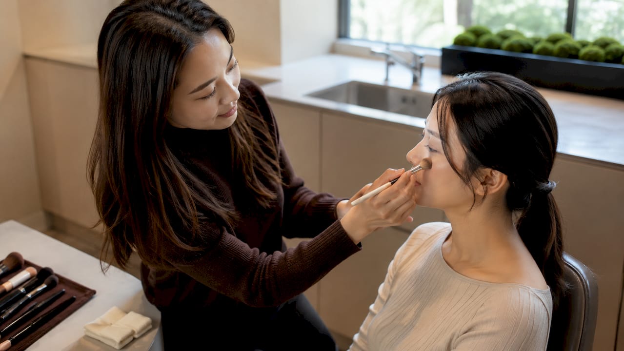 In de salon zorgt de visagiste voor een subtiele en frisse make-up look.