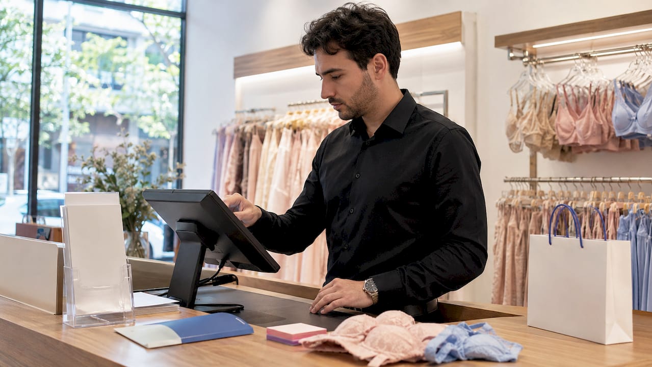 Caissière voert actie in voor lingerieset
