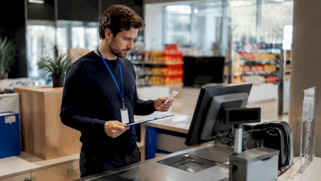 Man verwerkt verkoop in lokaal kassasysteem