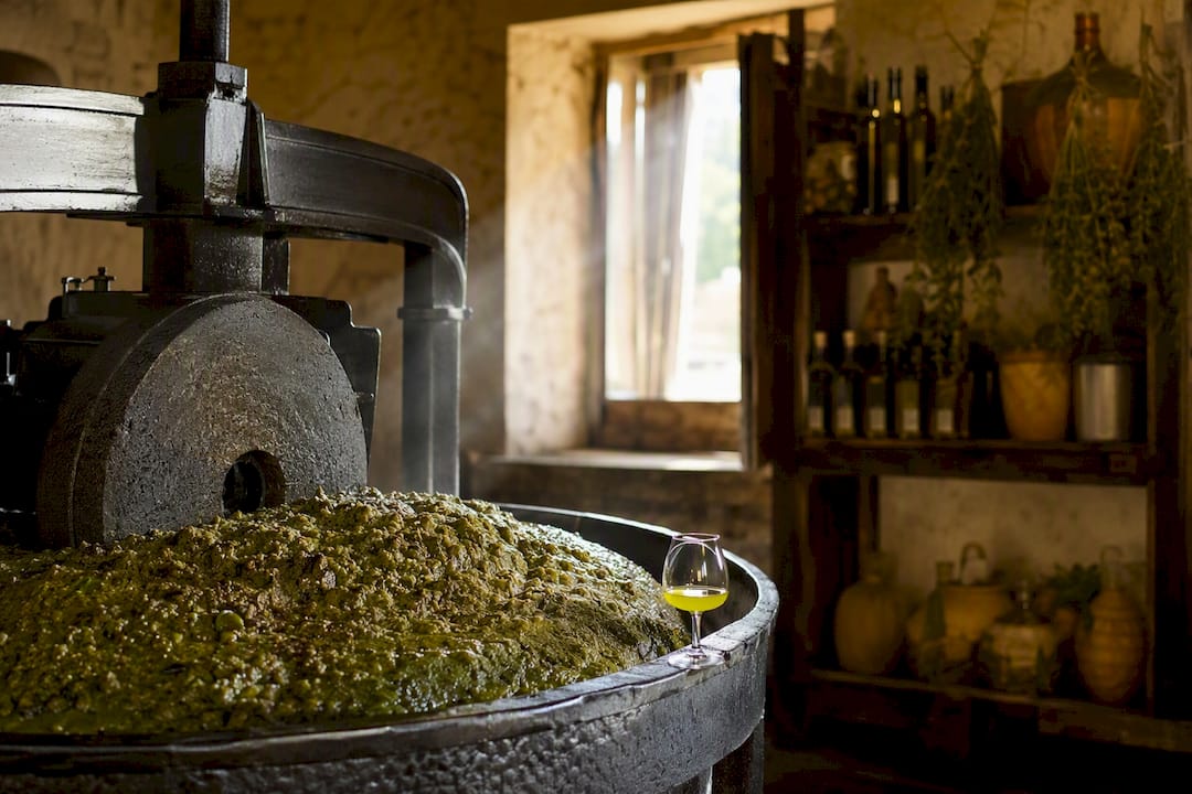 Traditionelle Olivenölpresse und frisch gepresstes Öl
