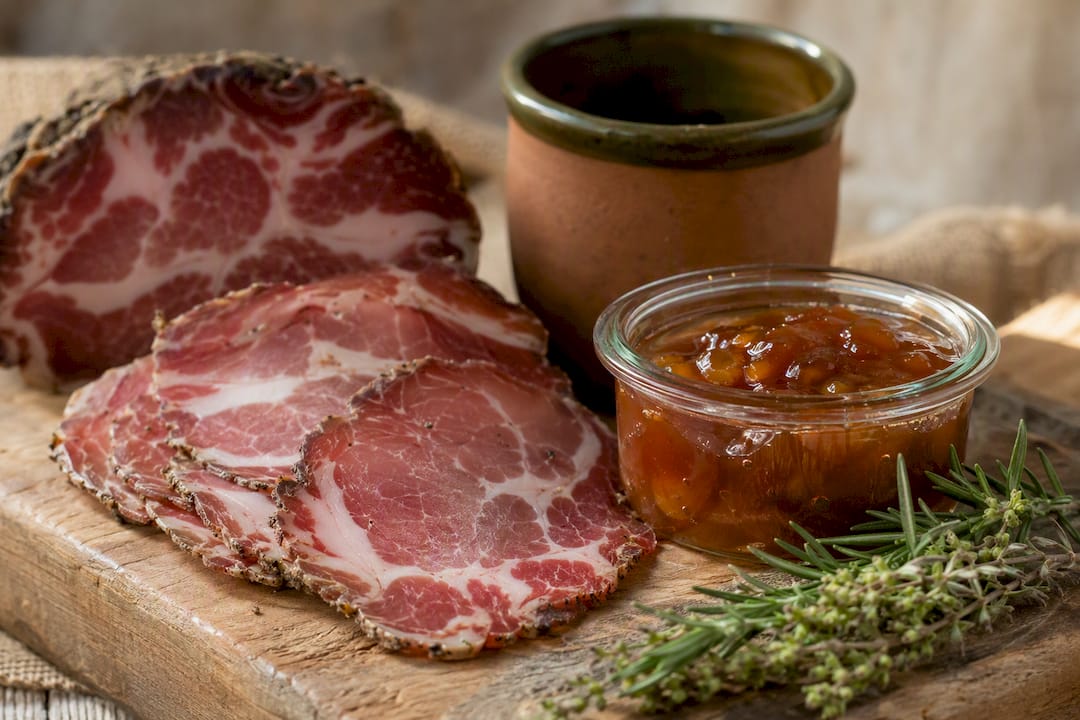 Ein Blick auf hauchdünn geschnittene Soppressata, kombiniert mit fruchtiger Konfitüre.