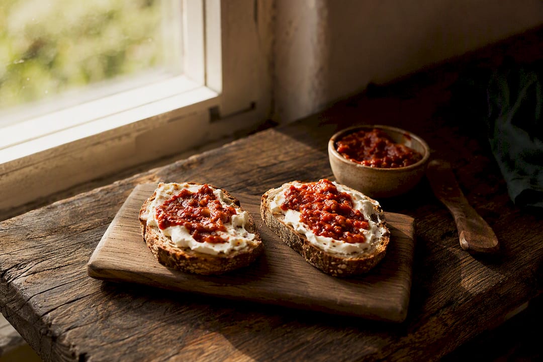 Geröstetes Brot mit rotem Pesto und Mascarpone