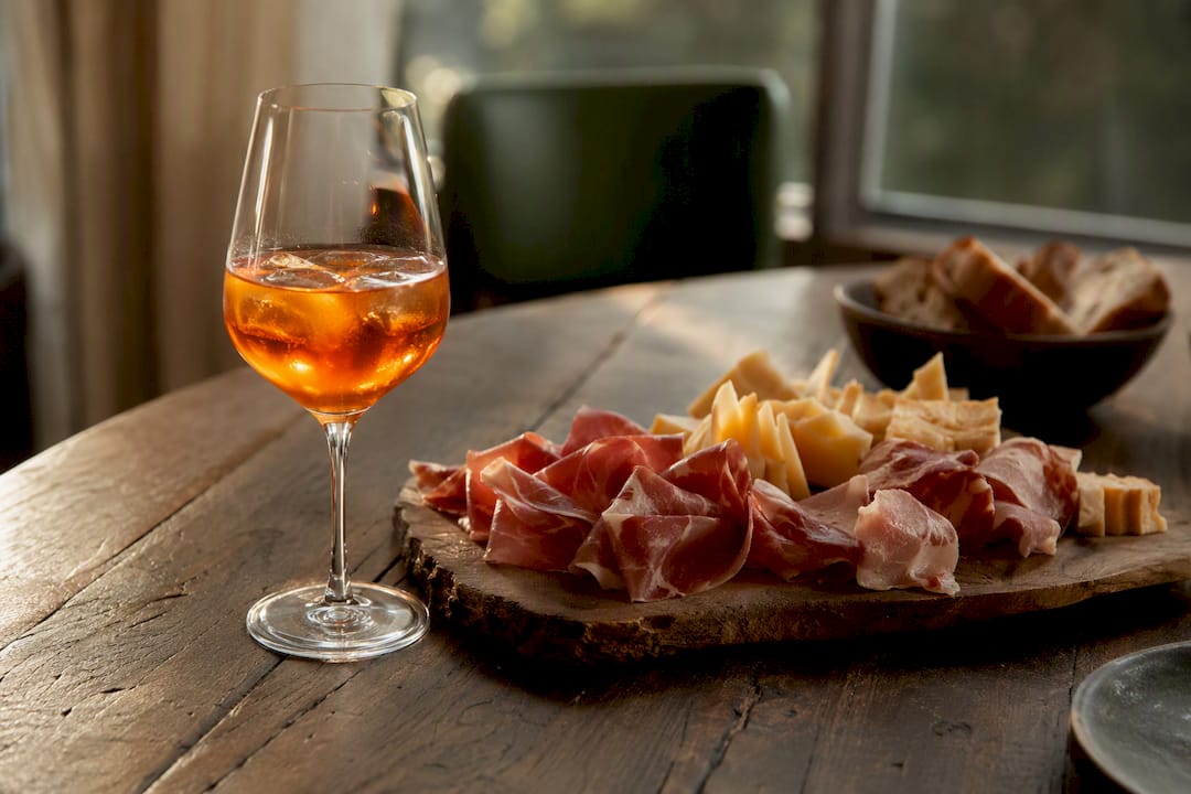 Aperol Spritz mit mediterranem Käse und Wurstwaren