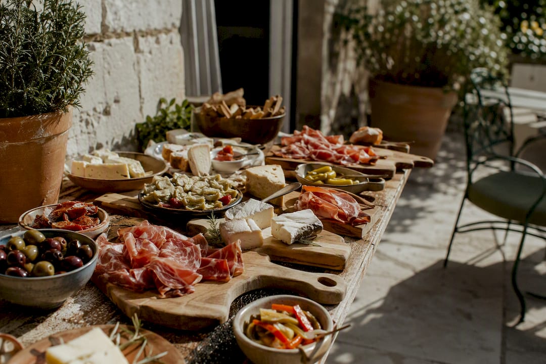 Stilvoll gedeckter Aperitivo-Tisch mit Käse und Salami