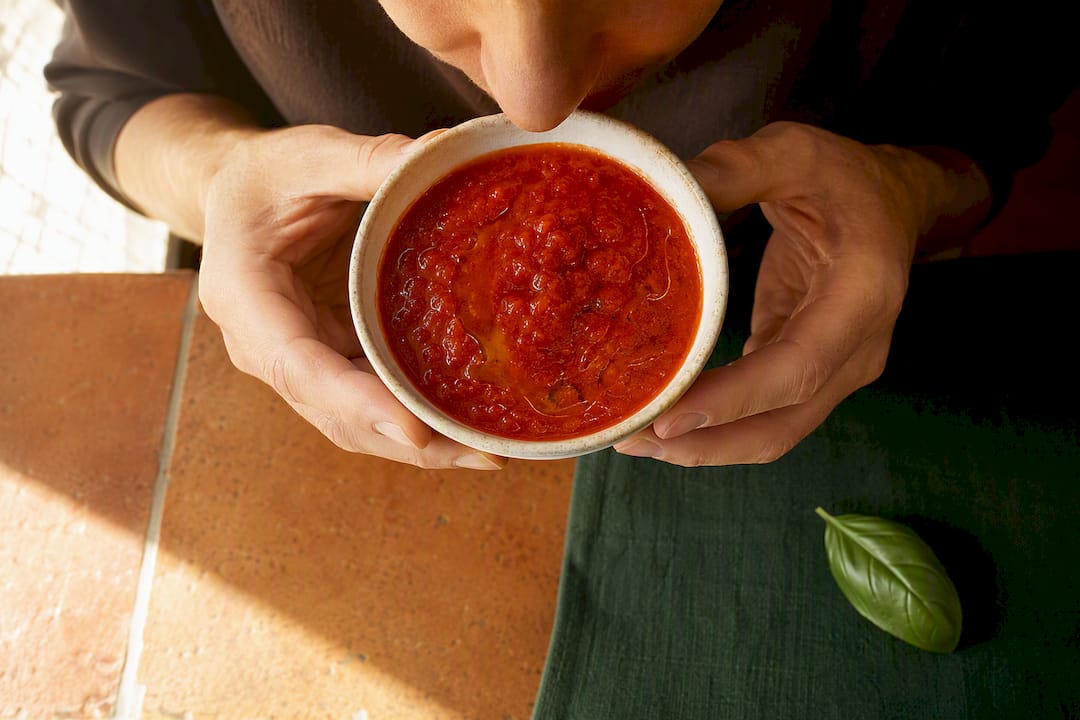 Schälchen mit Tomatensugo beim Riechtest