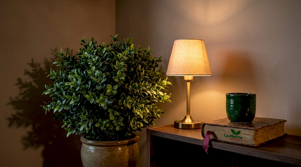Une plante artificielle pour égayer un coin sombre du salon