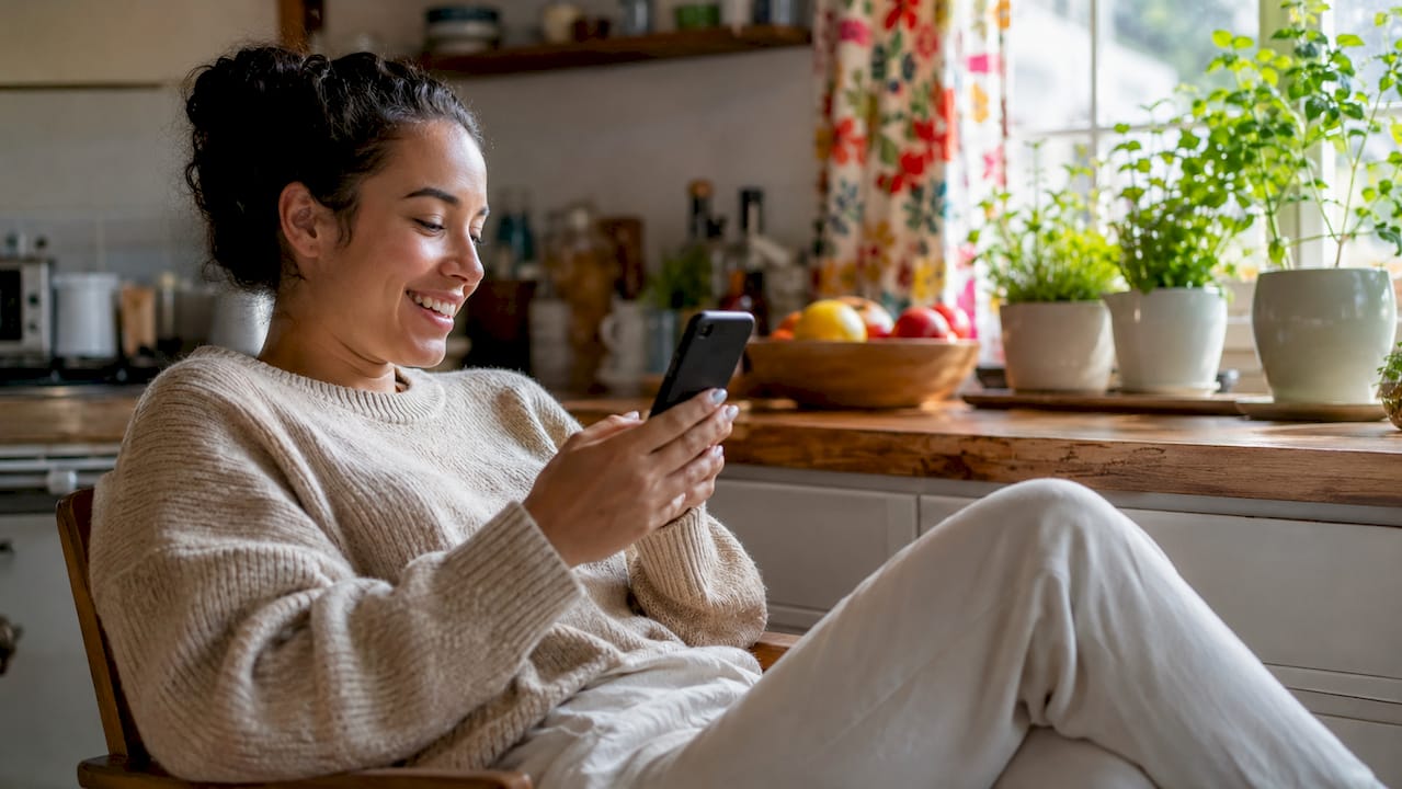 Customer reading ecommerce retention email on smartphone