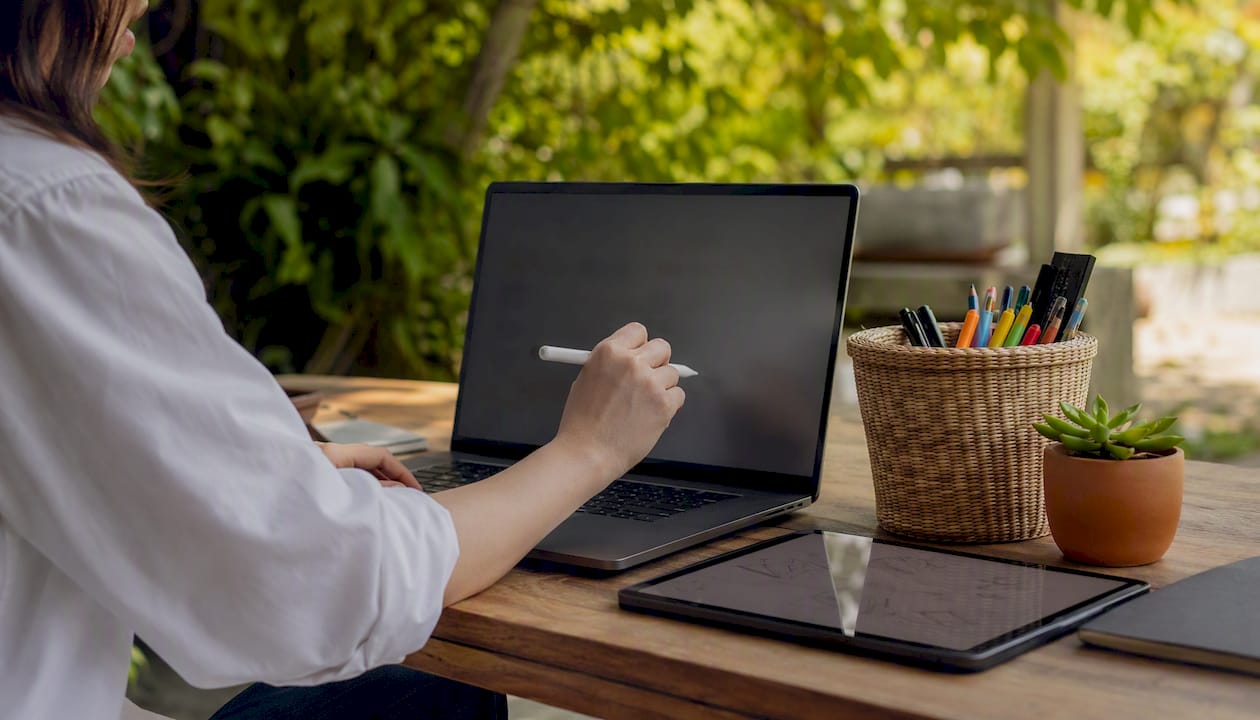 Hands tagging product feedback on laptop