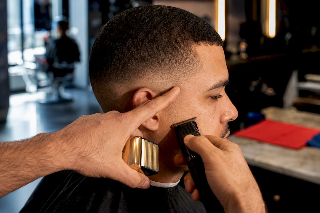 Barber refining a skin fade boundary