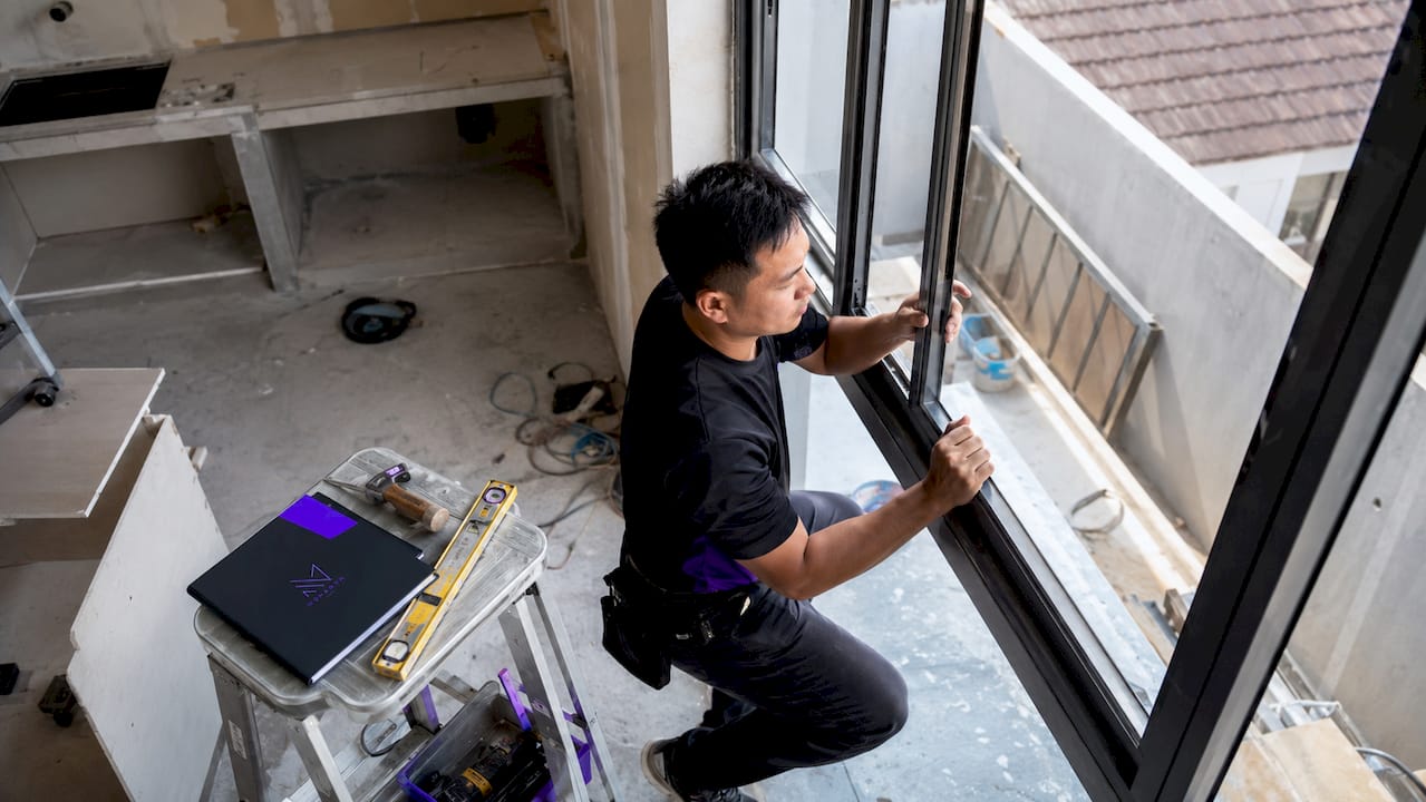 Installer fitting tropical low-E glazing