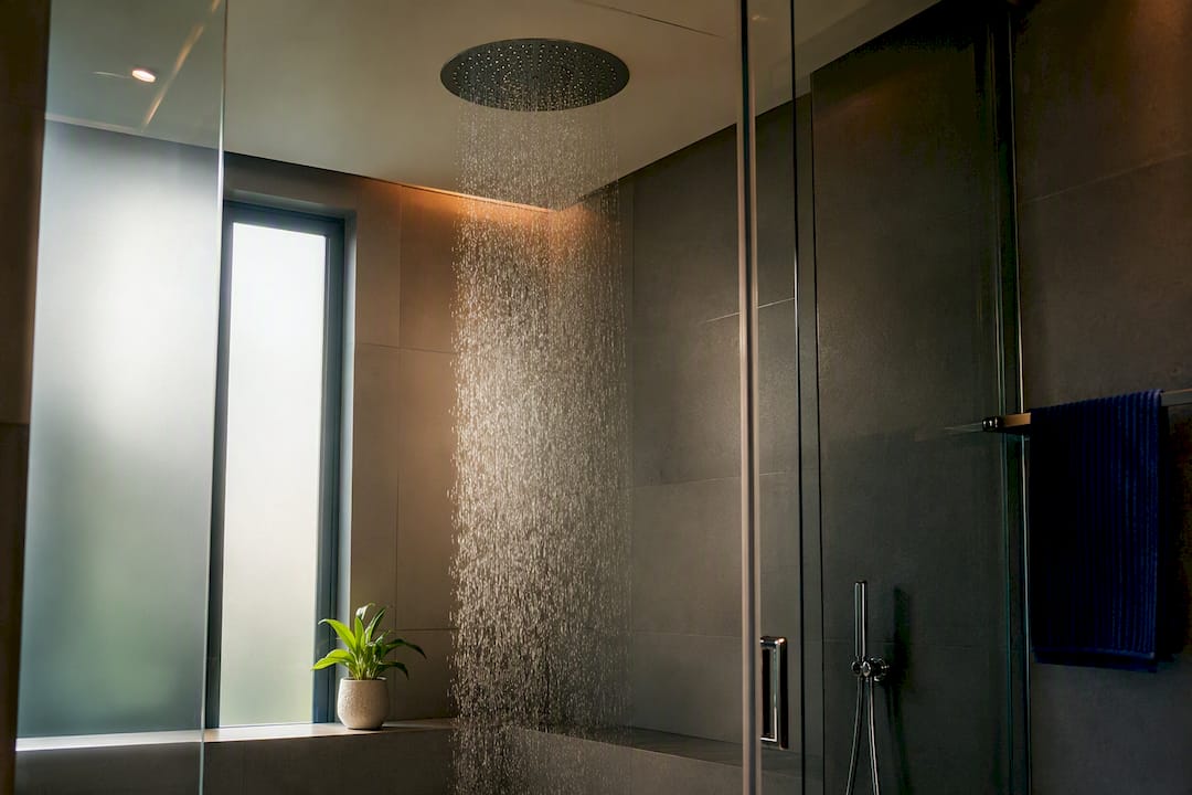 Ceiling-mounted rain shower head water flow