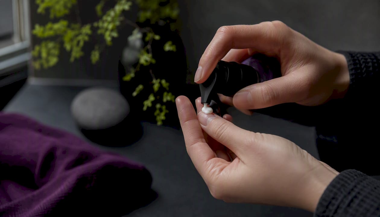 Hands holding azelaic acid cream dab