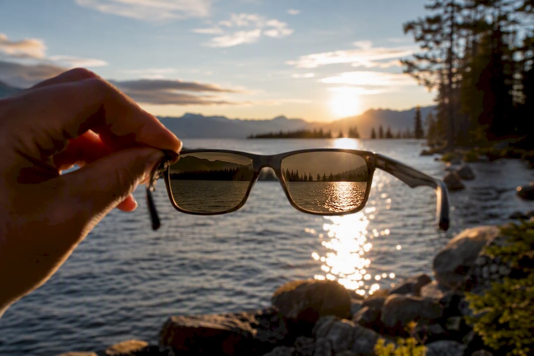 Polarized lens reducing water glare