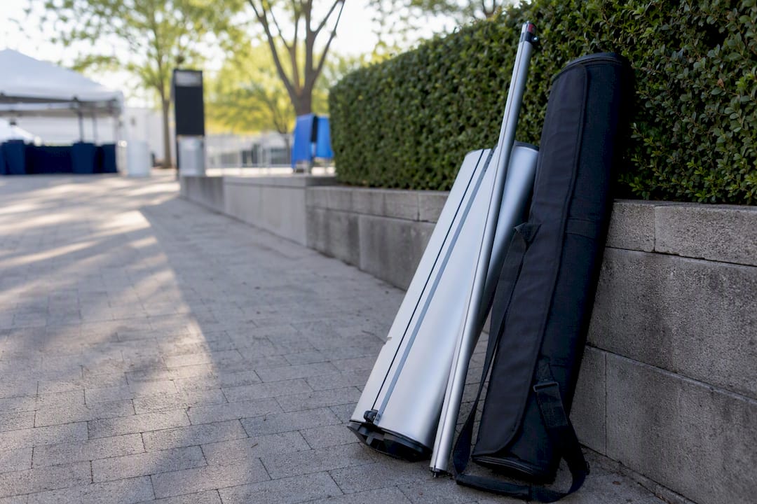 Lightweight retractable banner stand with carrying case
