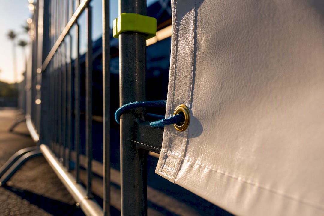 Vinyl banner edge with reinforced grommet