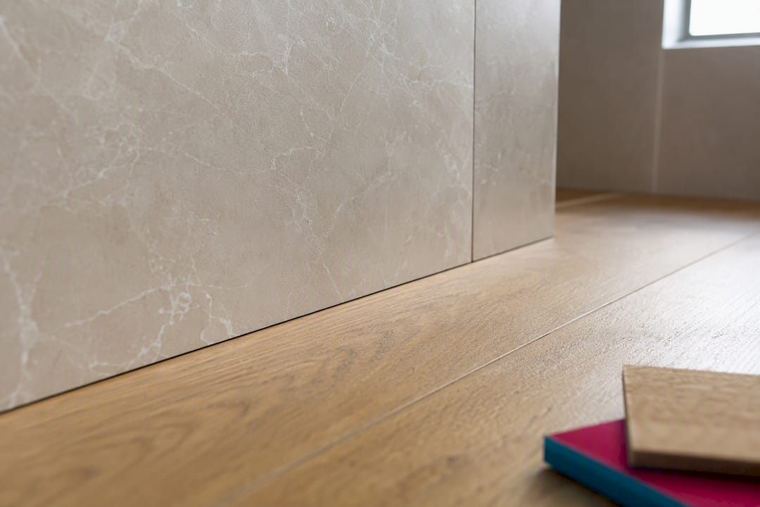Gres porcellanato effetto legno e rivestimenti chiari