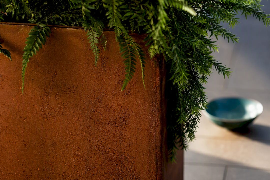 Patina corten accostata al verde delle foglie